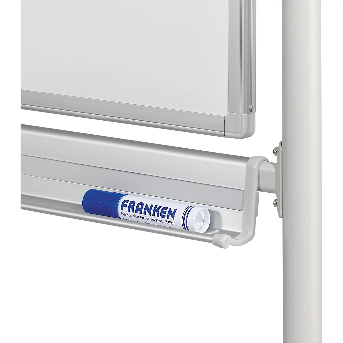 Nahaufnahme eines weißen Whiteboards mit einer Stiftschale, in der ein blauer Franken-Marker liegt.
