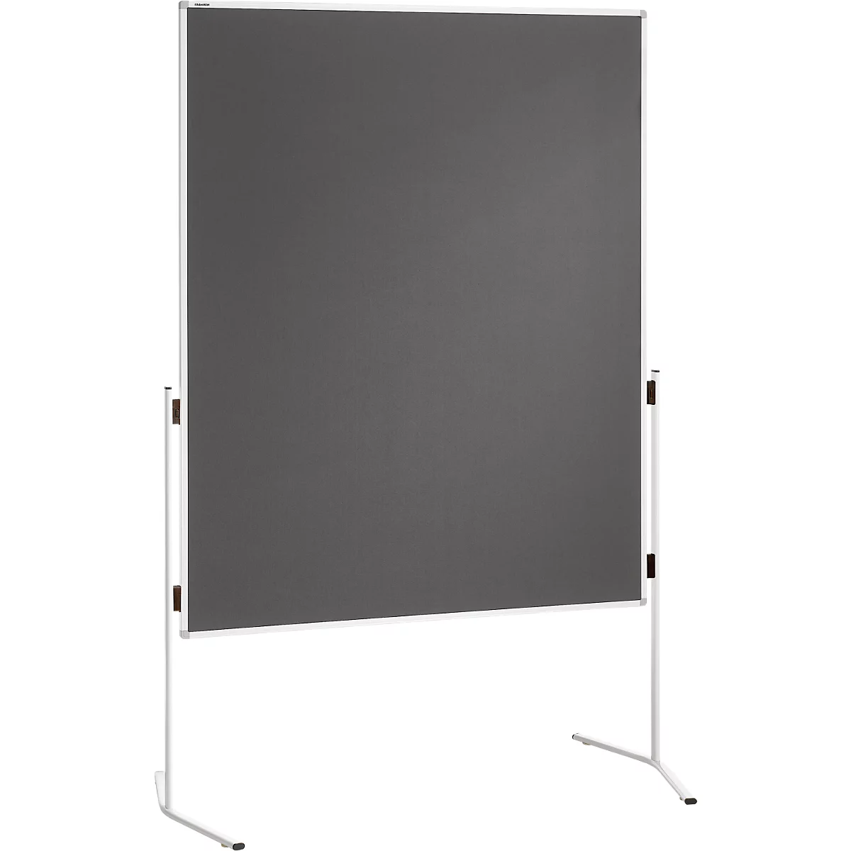 Ein graues, freistehendes Whiteboard mit weißem Gestell. Zwei braune Klammern halten das Board.