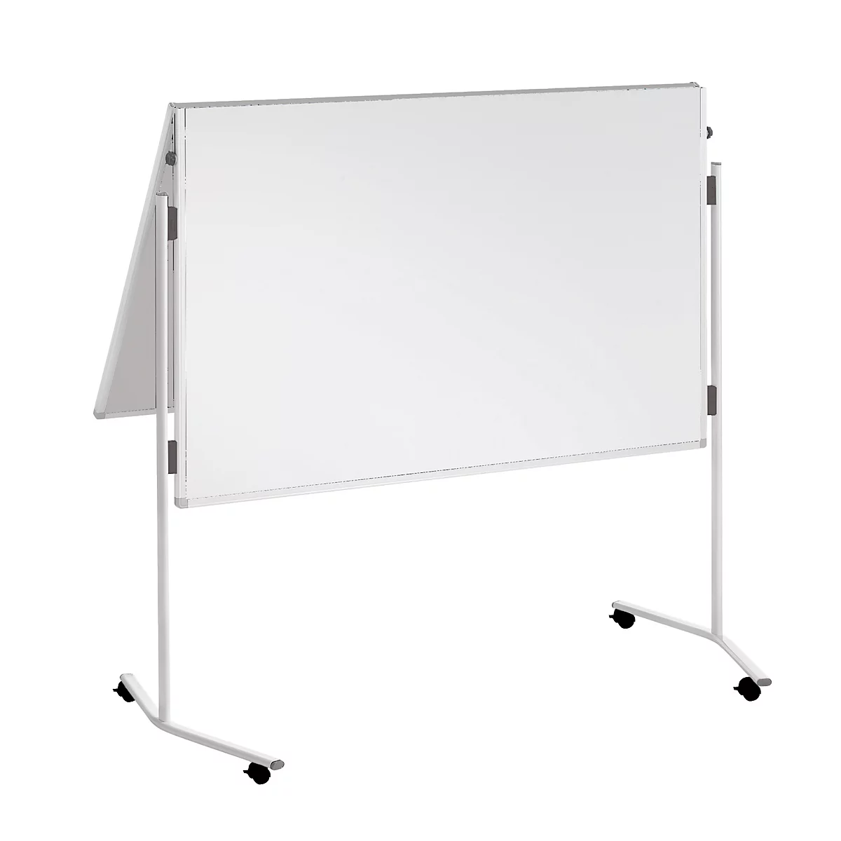 Ein weißes, rollbares Whiteboard mit silbernem Rahmen. Das Board steht auf einem weißen Gestell mit Rollen, der Rahmen ist ebenfalls silberfarben.