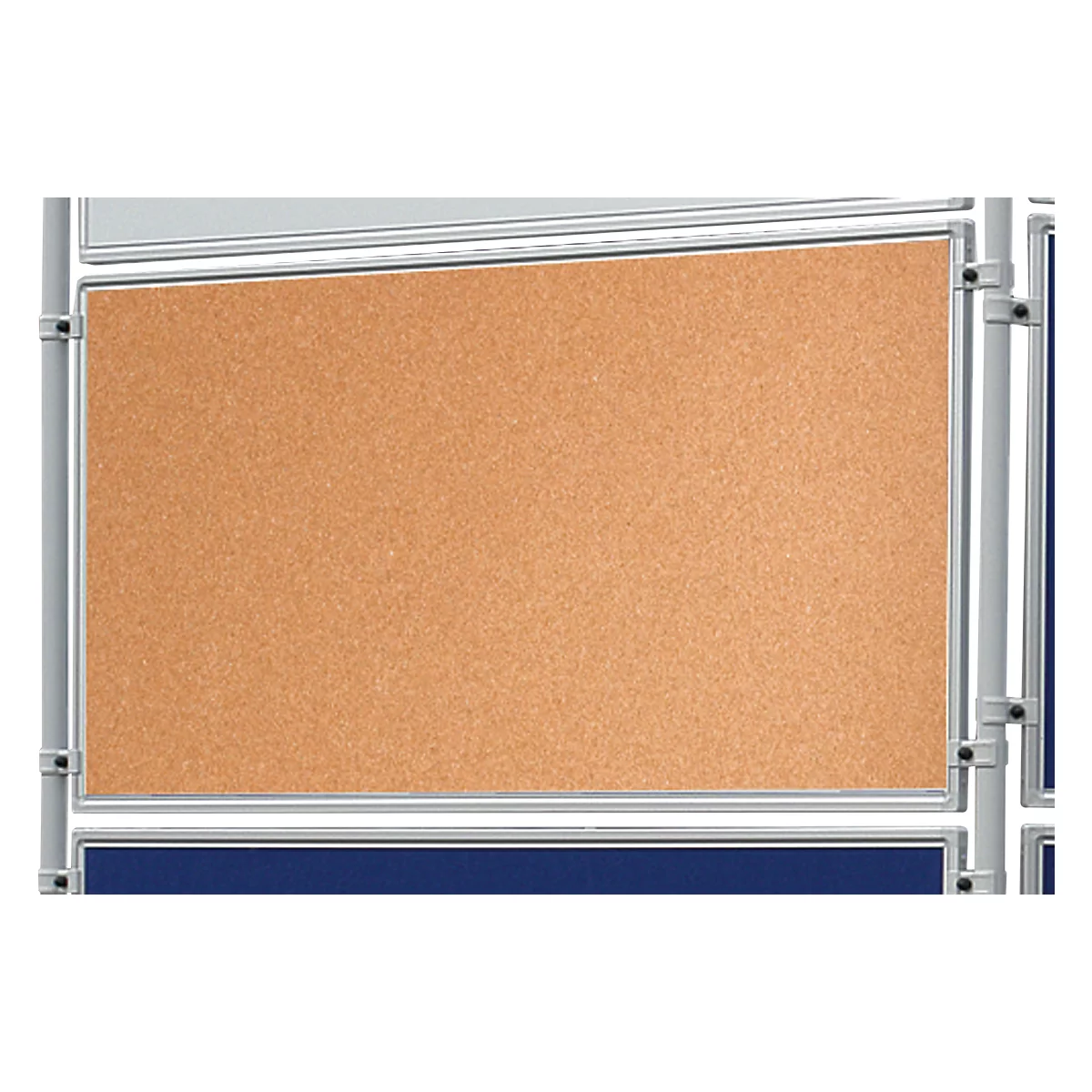 Ein rechteckiges Korkboard in einem silbernen Rahmen. Darunter ein blaues Stoffboard.