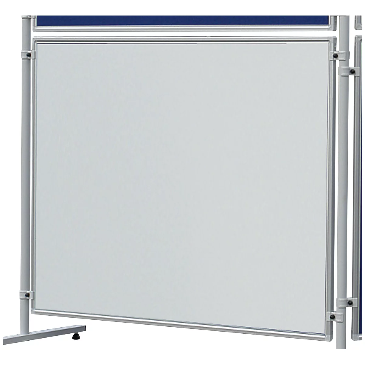 Ein weißes Whiteboard mit silbernen Rahmen und einem blauen Abschnitt am oberen Rand. Es steht auf einem silbernen Gestell.