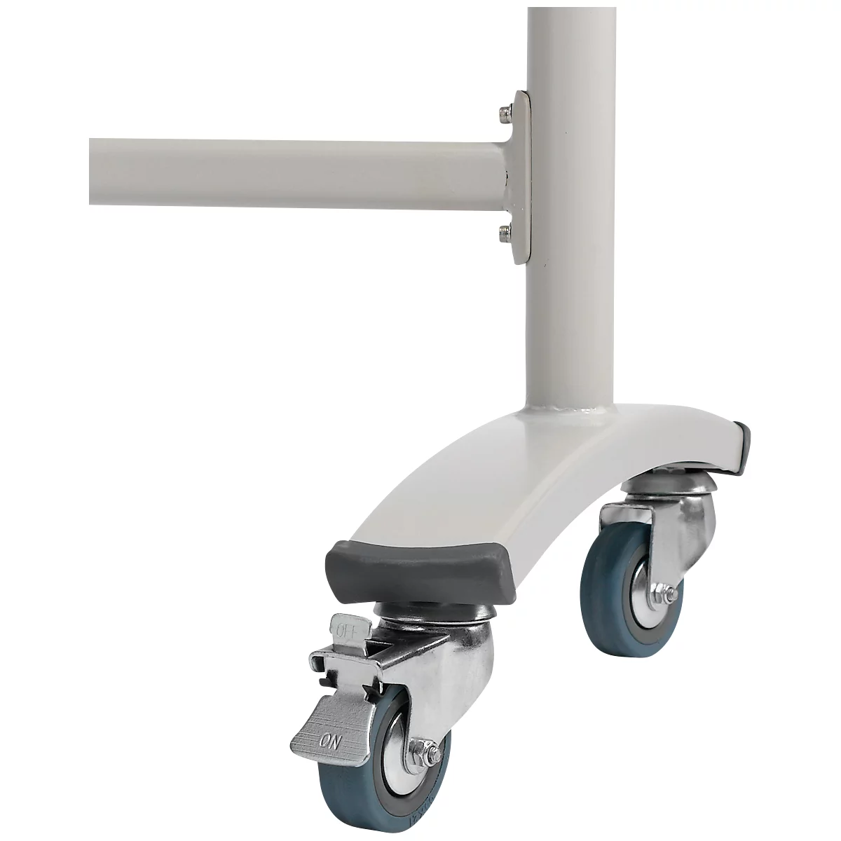 Close-up van een meubelwiel bevestigd aan een wit metalen frame. Grijsblauwe rol met parkeerrem.