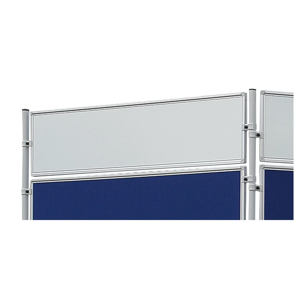 Verschillende scheidingswanden met wit en blauw materiaal, verbonden door zilveren palen.