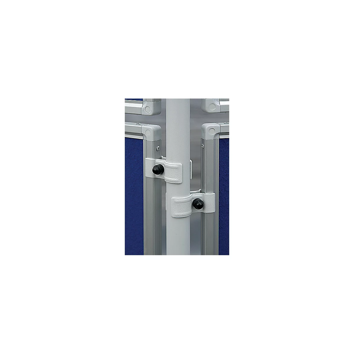 Detail: Witte beugels met zwarte knoppen verbinden een witte paal met frames die blauwe stof vasthouden.