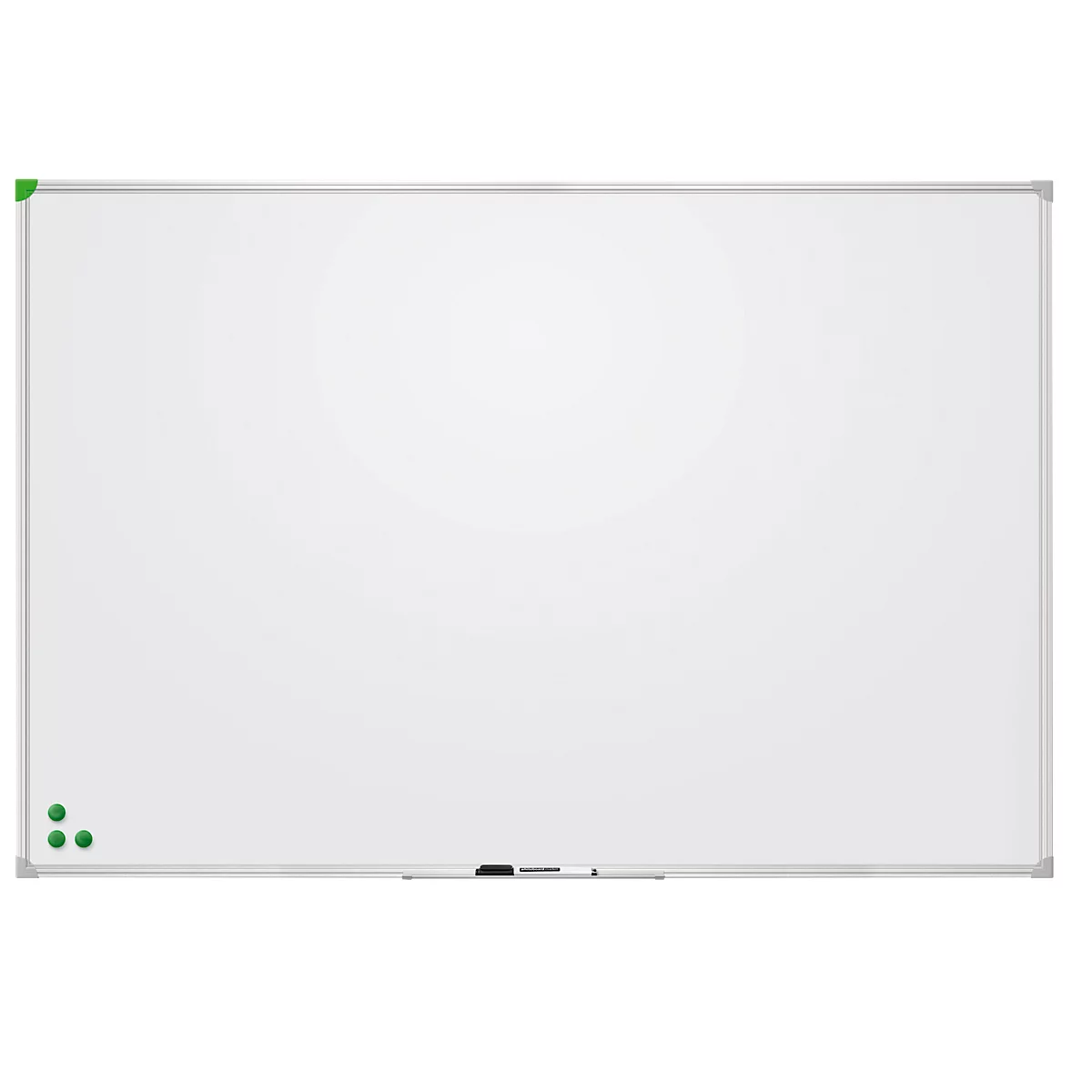 Leere, weiße Tafel mit silbernem Rahmen, drei grüne, runde Magnete unten links.