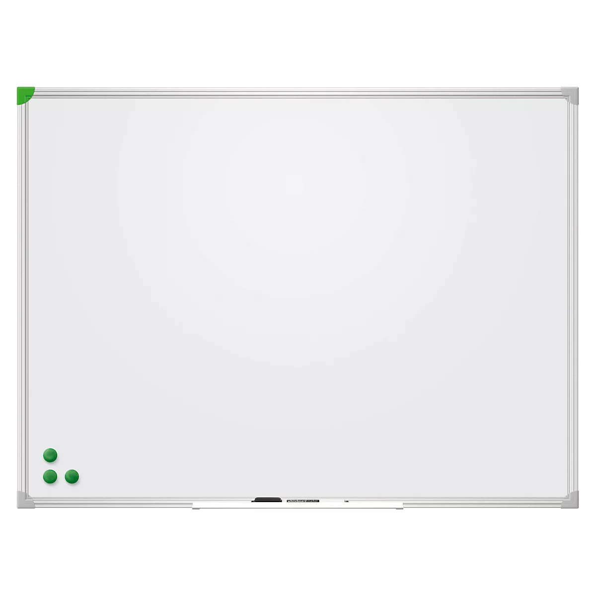 Leere weiße Magnettafel mit silbernem Rahmen. Drei grüne Magnete links unten.