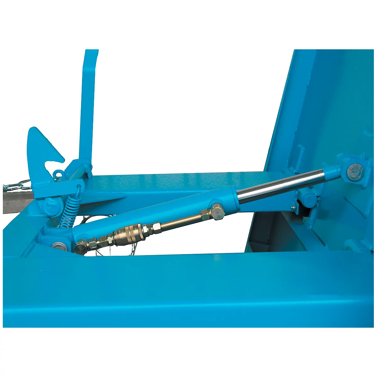 Gros plan sur un vérin hydraulique bleu. Une partie de cylindre argenté est guidée à travers un connecteur jaune.