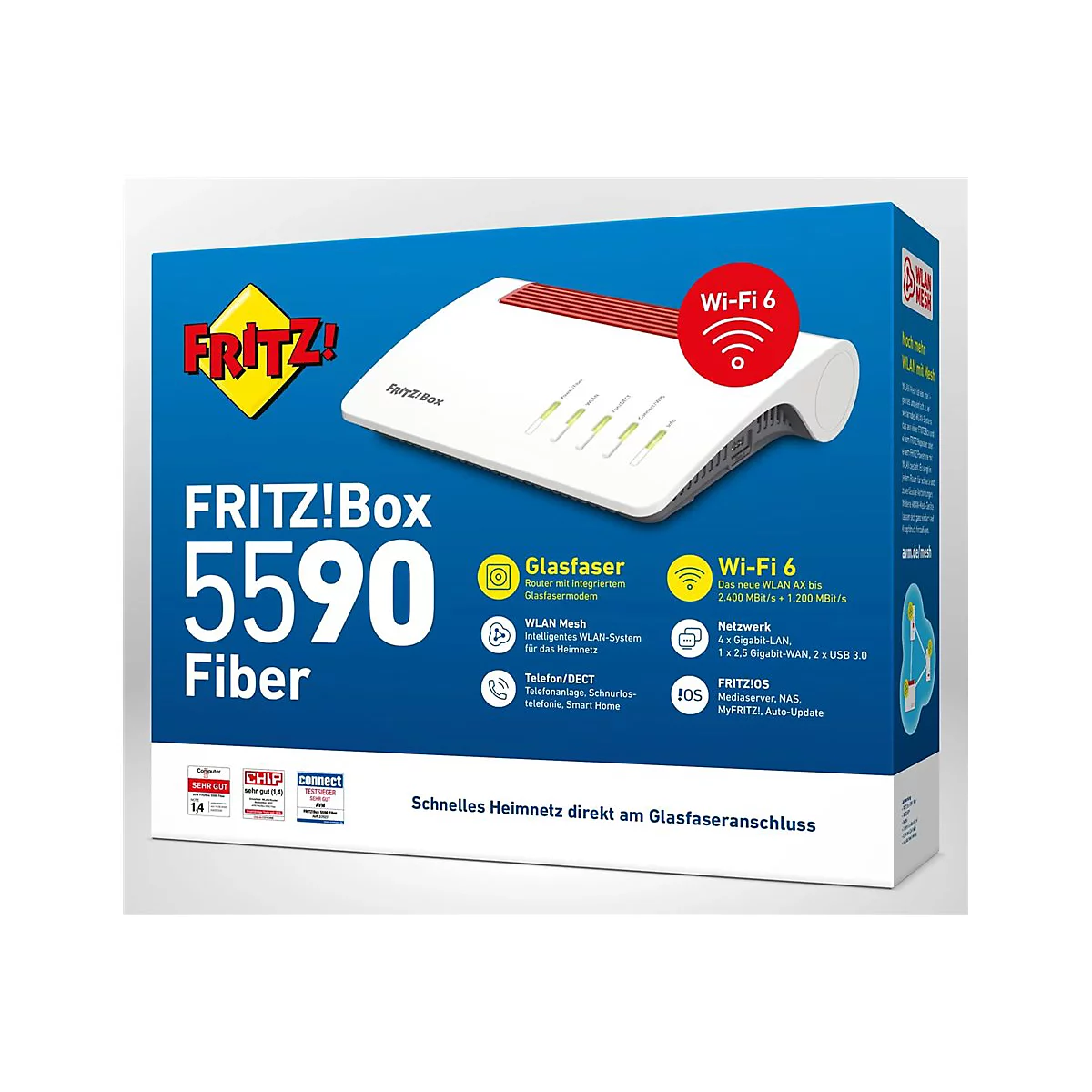 Verpackungskarton der FRITZ!Box 5590 Fiber mit Router-Abbildung, Wi-Fi 6 Logo und Produktinformationen auf blauem Grund.