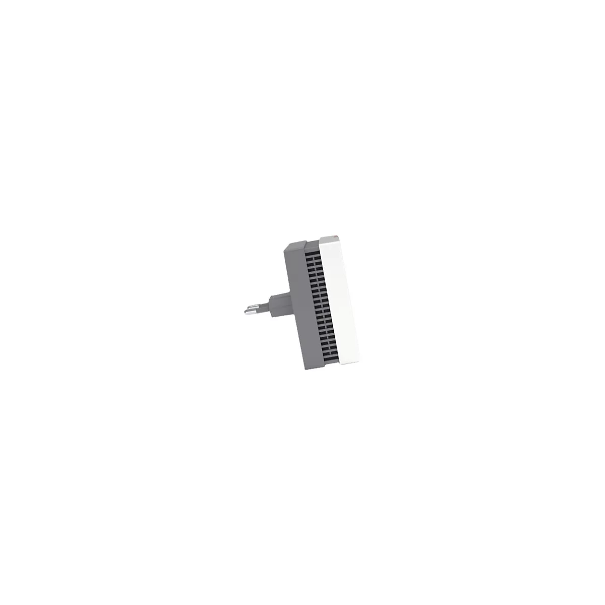 Ein grauer WLAN-Repeater mit weißer Front und Eurostecker, schräg von vorn.