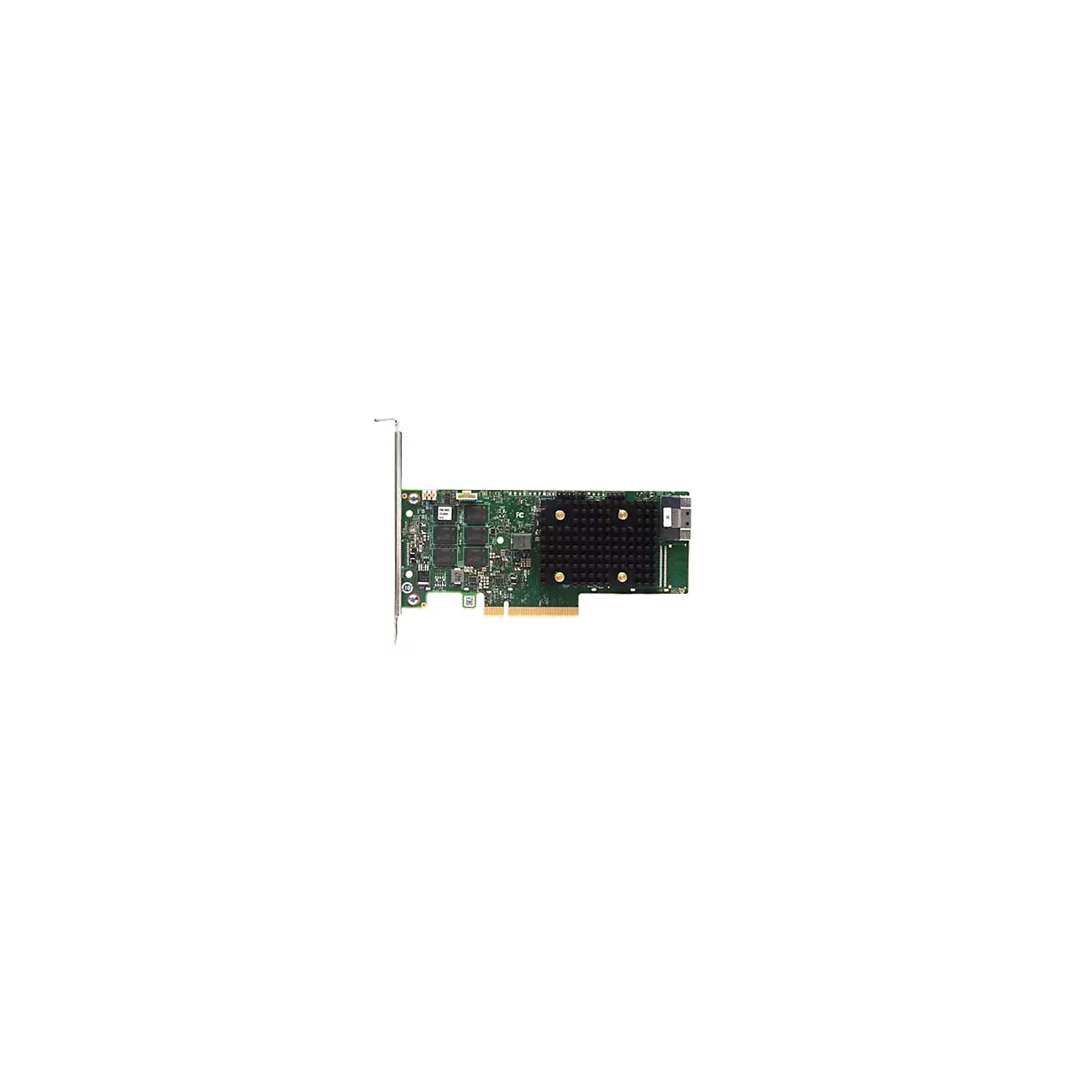 Eine grüne PCIe-Controllerkarte mit großem schwarzem Kühlkörper und Metallblende vor weißem Hintergrund.