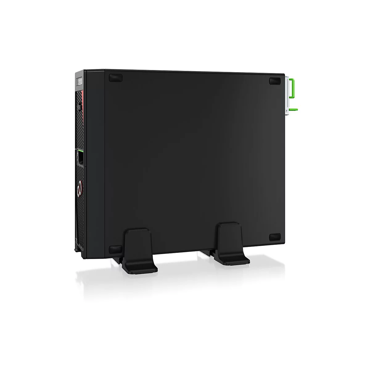 Schwarzer Fujitsu Tower-Server steht auf zwei Standfüßen vor einem weißen Hintergrund.
