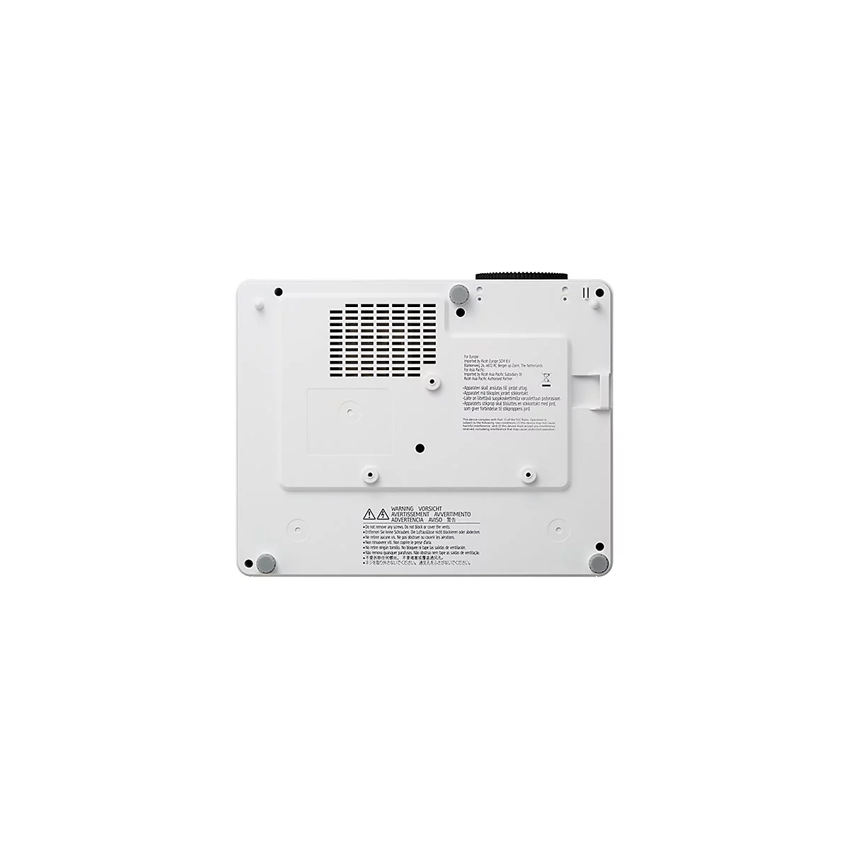 Nahaufnahme der Unterseite eines weißen Projektors. Auf der Oberseite befinden sich Lüftungsöffnungen und eine Reihe von Schrauben. An der Unterseite des Geräts befinden sich einige Warnhinweise und eine Liste von Importinformationen.