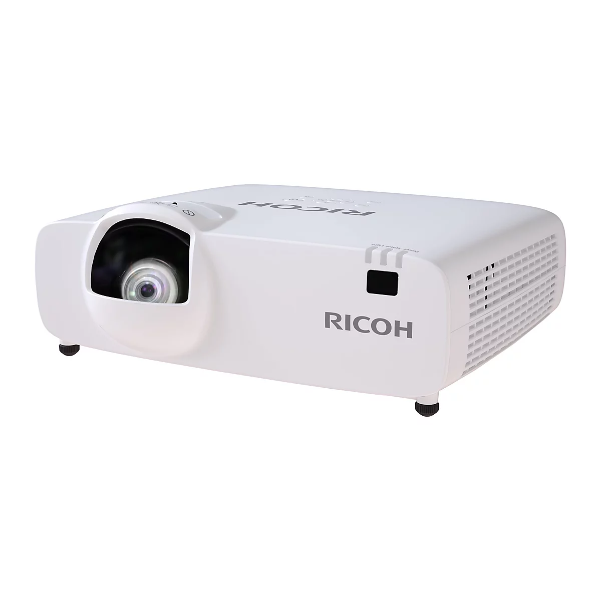Ein weißer Ricoh-Projektor in der Frontalansicht vor weißem Hintergrund.