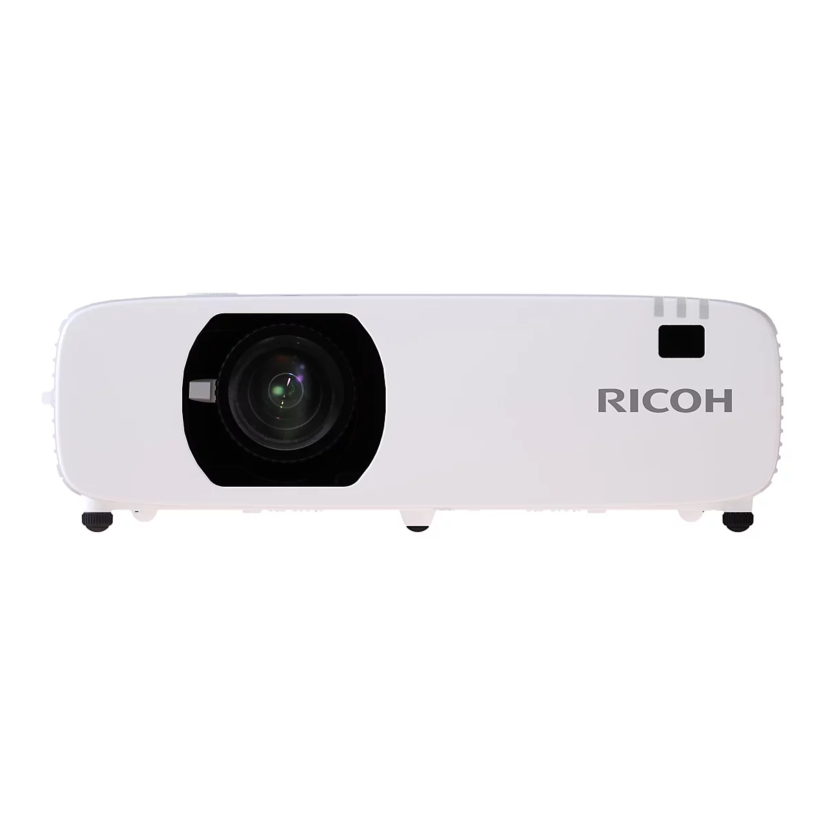 Weißer Ricoh-Projektor in der Vorderansicht mit großem Objektiv und Firmenlogo auf der rechten Seite.