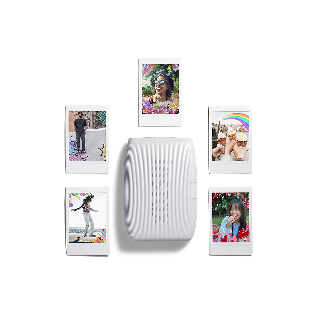 Ein weißer Drucker, umgeben von kleinen Polaroid-Bildern verschiedener Personen und Szenen. Aufnahmen in Freizeit- und Urlaubsatmosphäre.