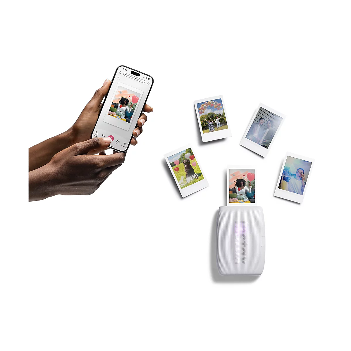 Hände halten Smartphone mit Foto, umgeben von ausgedruckten Fotos und einem Drucker.