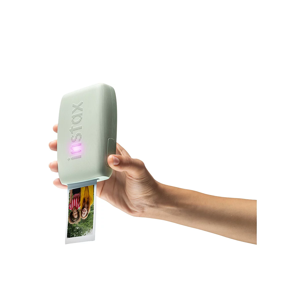 Eine Person hält einen mintgrünen Instax-Fotodrucker, aus dem ein Foto herauskommt. Darauf sind zwei lächelnde Frauen zu sehen.
