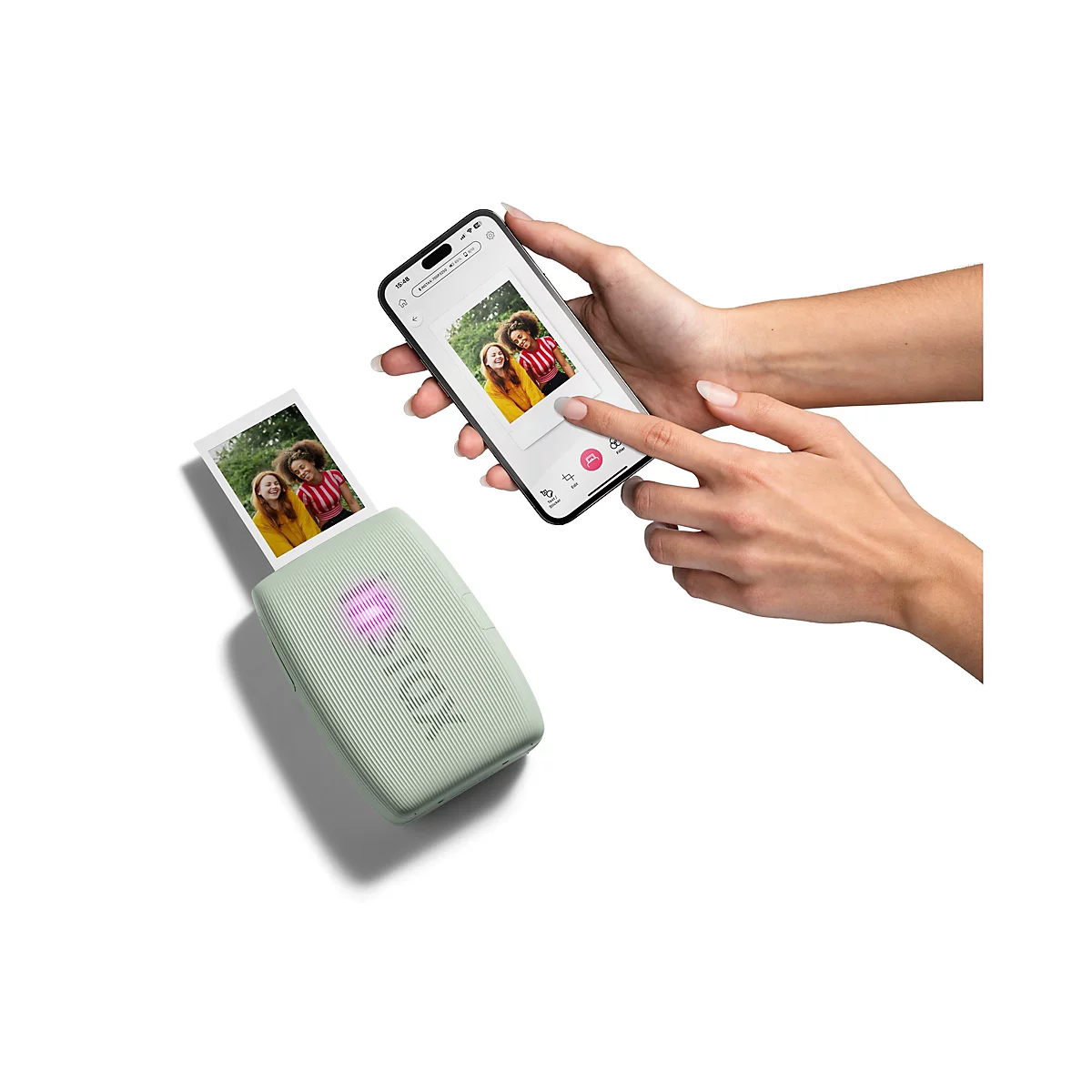 Eine Person hält ein Smartphone, auf dem ein Foto gedruckt wird. Daneben ist ein grüner instax-Fotodrucker zu sehen, auf dem das gedruckte Foto liegt.