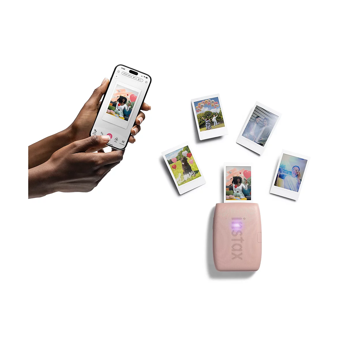 Person hält Smartphone mit Foto, daneben Fotos und ein rosa Drucker.