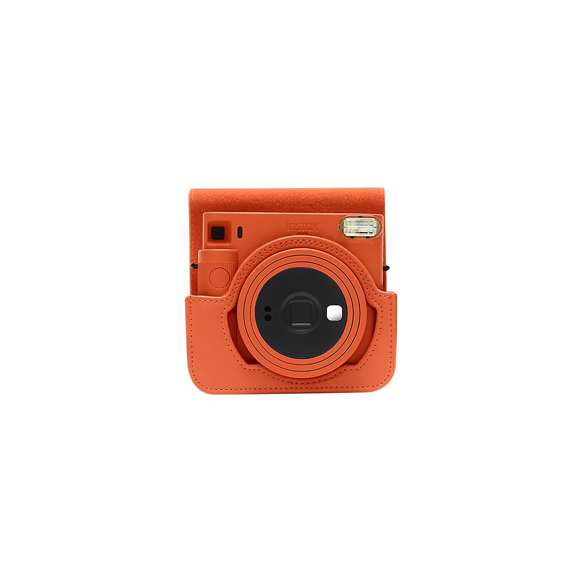 Eine orangefarbene Instax-Sofortbildkamera in einer passenden Schutzhülle, vor weißem Hintergrund. Der Objektivring ist schwarz.