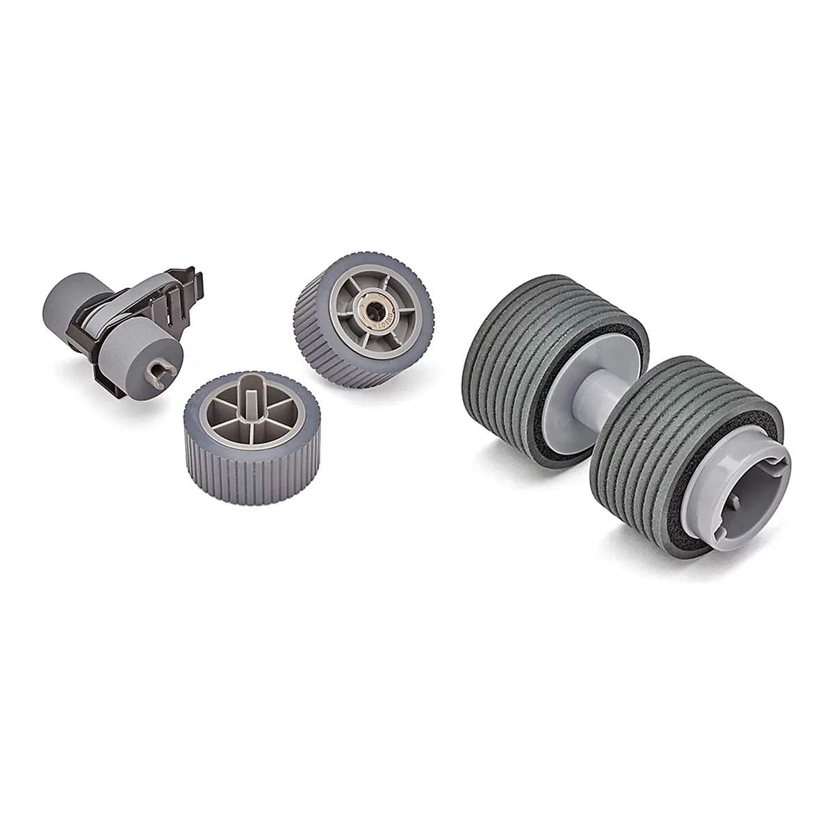 Divers rouleaux d'imprimante sur fond blanc. Différentes tailles et formes, en plastique et en caoutchouc.