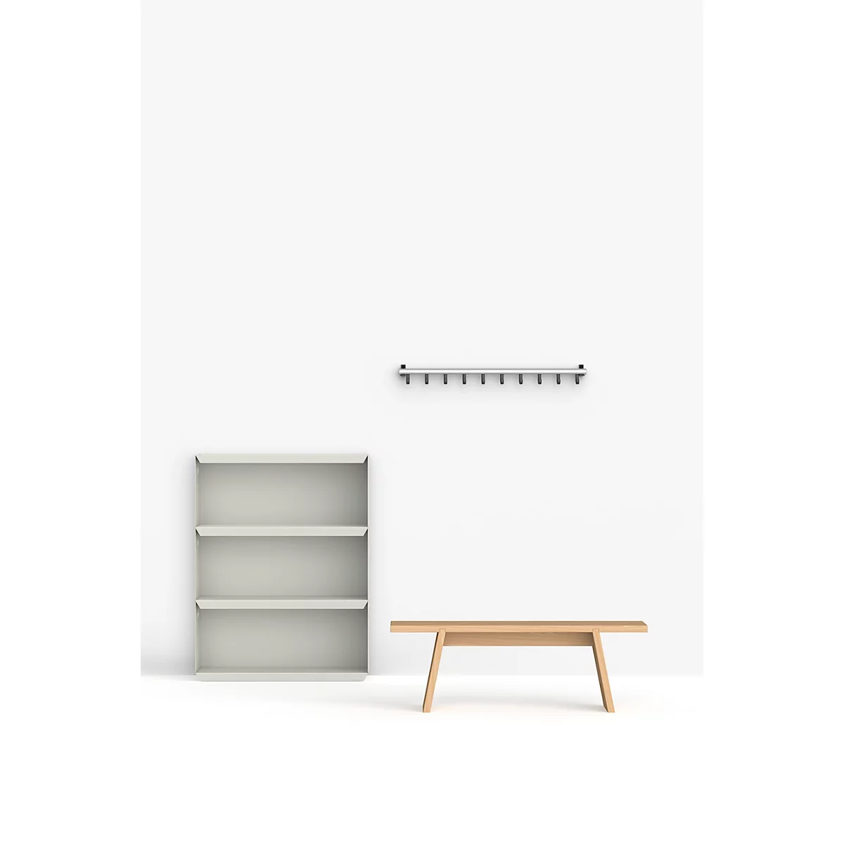 Lichtgekleurde muur met grijze planken, een bank en een kapstok.