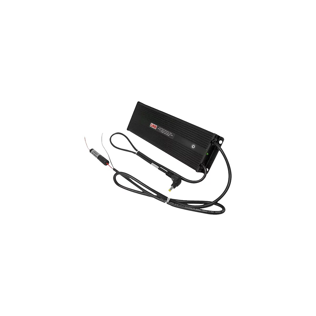 Schwarzes Lind Elektronik-Netzteil mit Kabel und gewinkeltem Stecker vor weißem Hintergrund.
