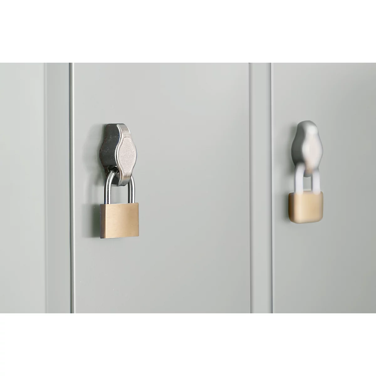 Garderobekast, 2 deuren, B 600 x H 1800 mm, incl. poten, draaigrendelslot, lichtgrijs
