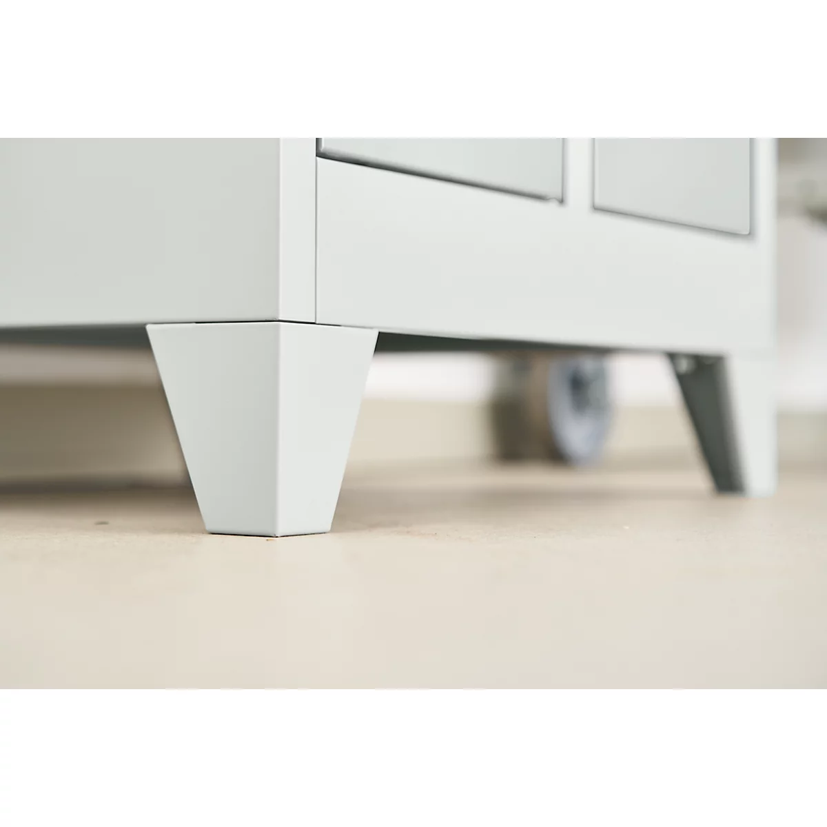 Garderobekast, 2 deuren, B 600 x H 1800 mm, incl. poten, draaigrendelslot, lichtgrijs