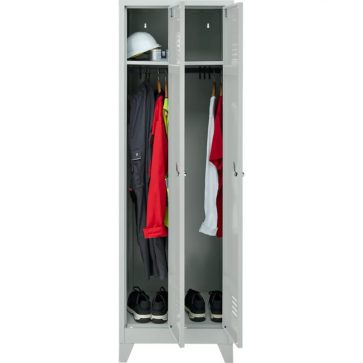 Een open grijze kast vol werkkleding, helm en schoenen.