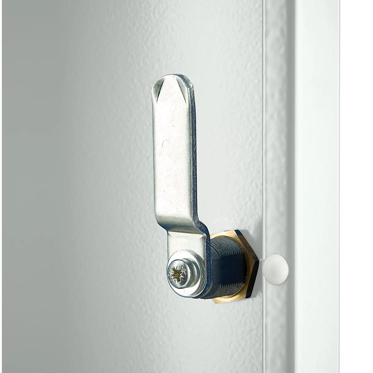 Close-up van een metalen kastslot dat open is. Rechts is een witte knop zichtbaar.