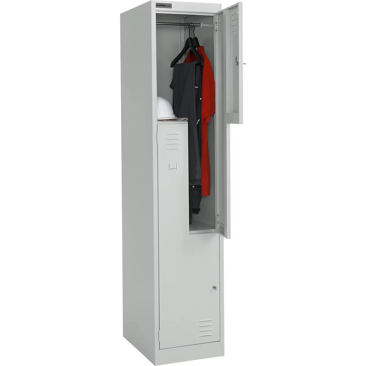 Grijze locker met open deur; kleding aan hangers, naast een witte helm.