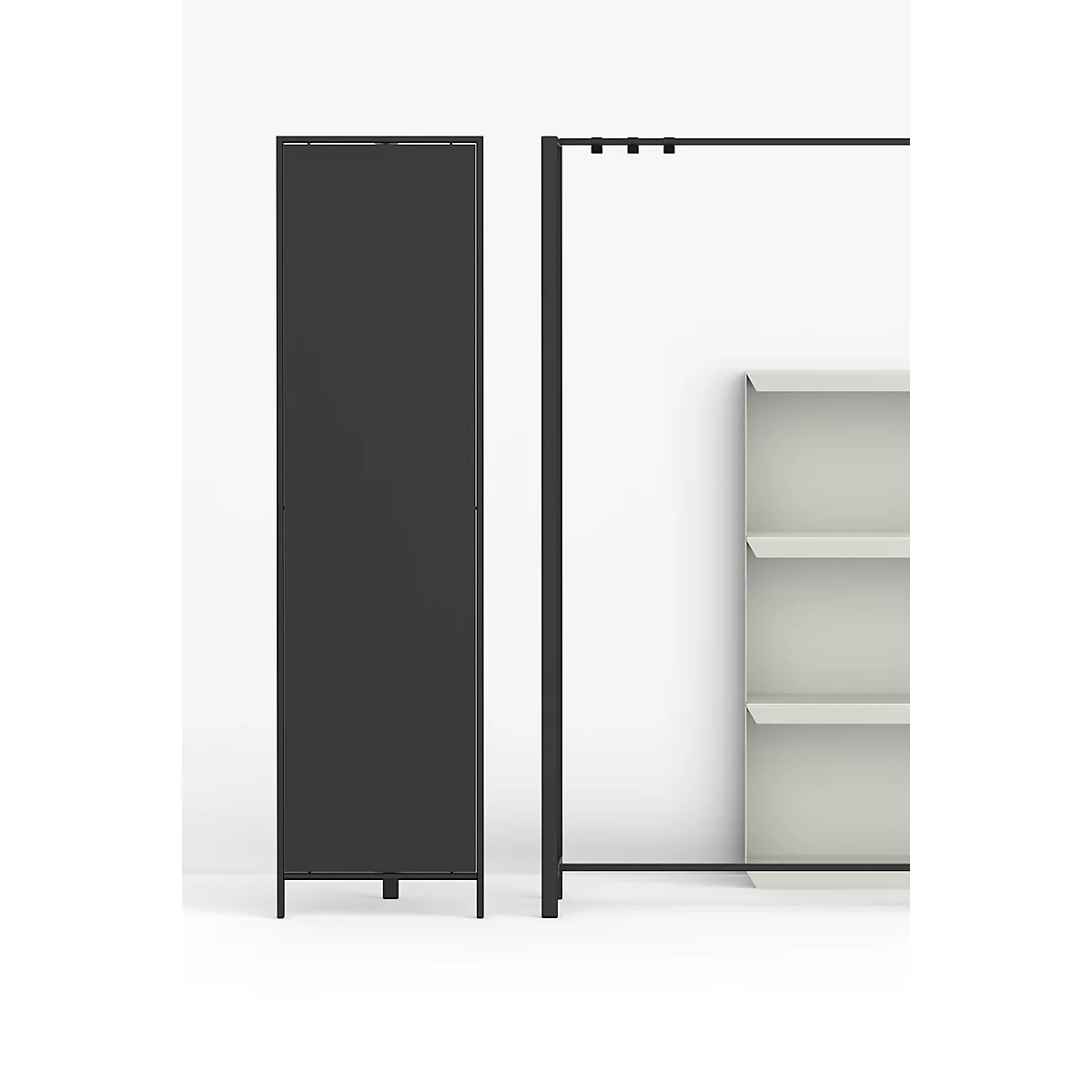 Dunkler Schrank und Regal vor weißem Hintergrund. Links ein hoher, schmaler Schrank. Rechts ein Regal mit drei Ebenen.