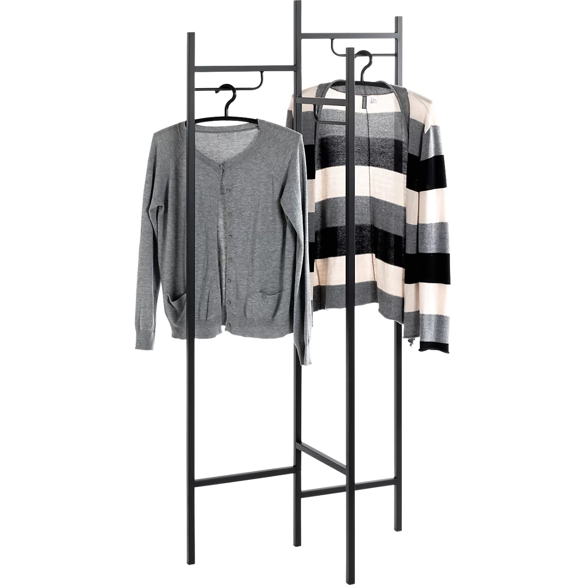 Zwei Kleiderständer mit Kleidung, eine graue Strickjacke und ein schwarz-weiß gestreifter Cardigan.