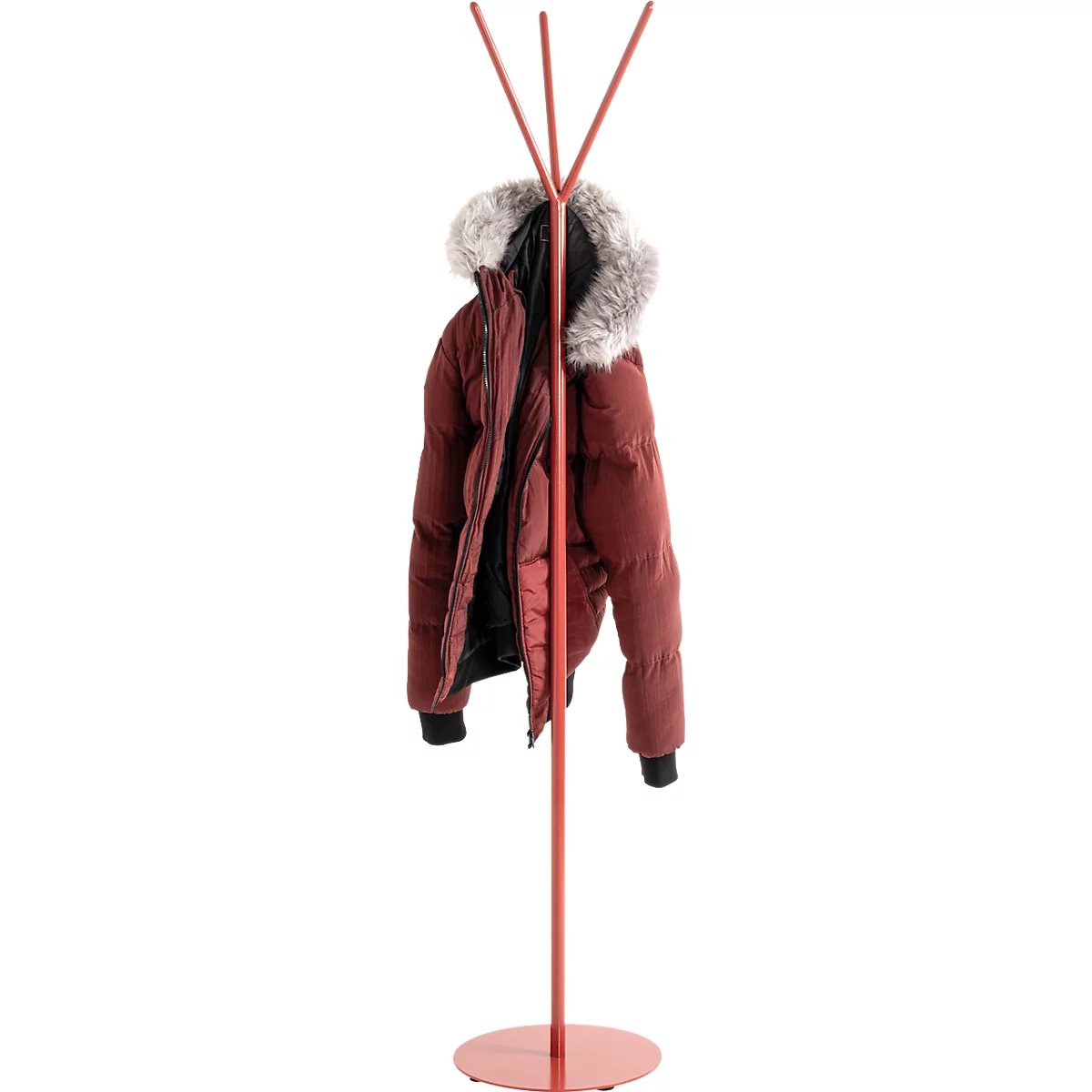 Roter Kleiderständer mit einer roten Daunenjacke.
