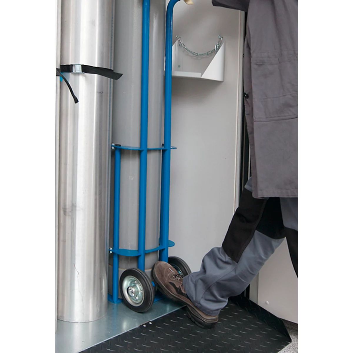 Gasflessenwagen asecos, voor gasflessenkasten onder druk, staal, B 320 x D 335 x H 1290 mm, 1x50 L cilinder