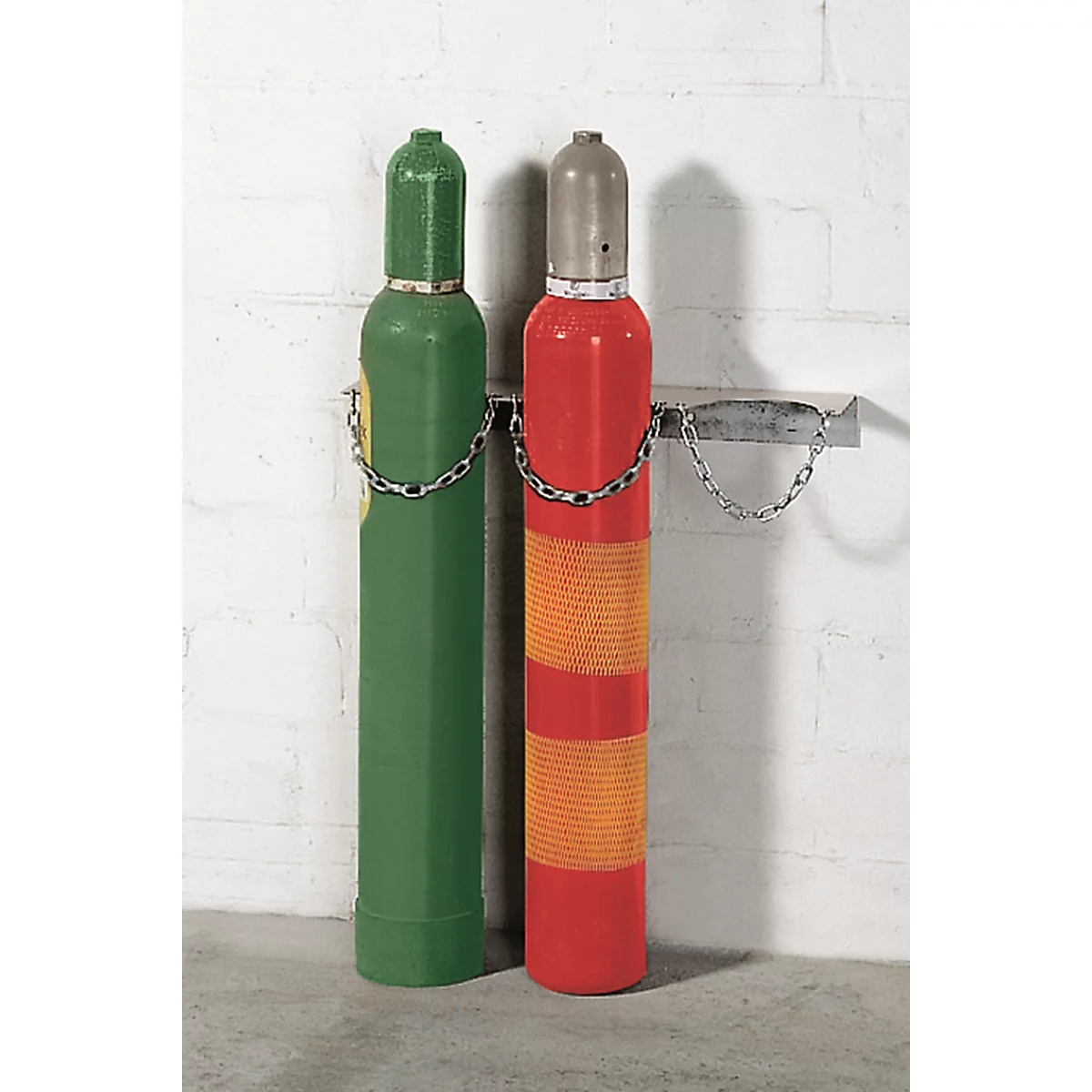 Gasflessenwandhouder, staal, B 575 x D 130 x H 60 mm, 3 flessen Ø 140 mm, met kettingslot