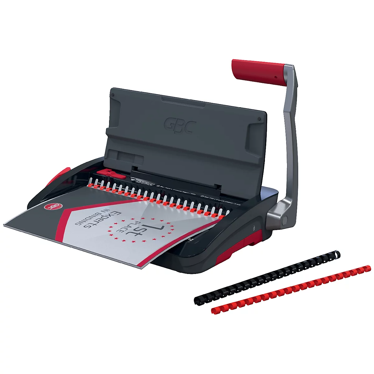 Machine à relier noire et rouge avec une poignée rouge. Une feuille de papier avec du texte se trouve dans l'appareil.