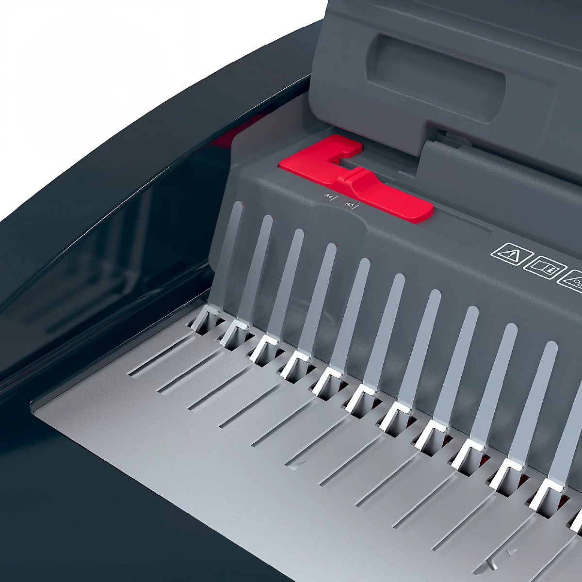 Close-up van een papierversnipperaar: Zilveren shredderrol met rode uitwerpknop. Zwart plastic frame.