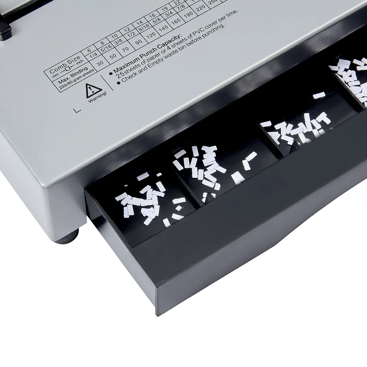 Close-up van een zwarte perforator met opvangbakken voor perforatieafval. Inscriptie: Comb Size, Max. Binding, Maximum Punch Capacity.