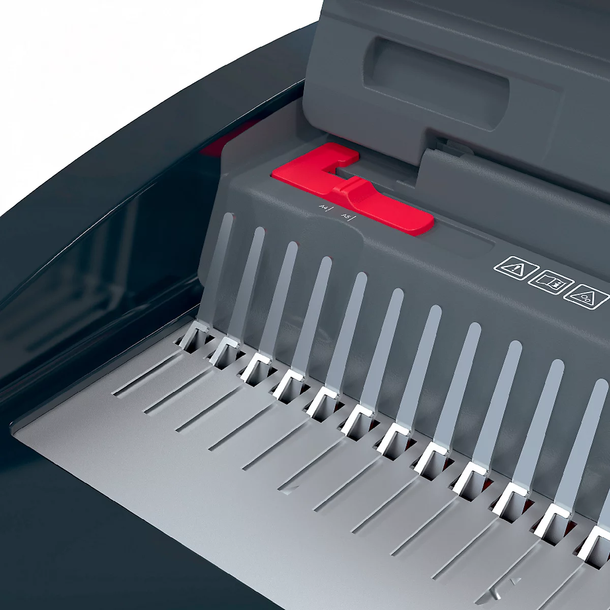 Detailaufnahme eines grauen Papiervernichters, im Fokus der rote Schalter und die Metallelemente.