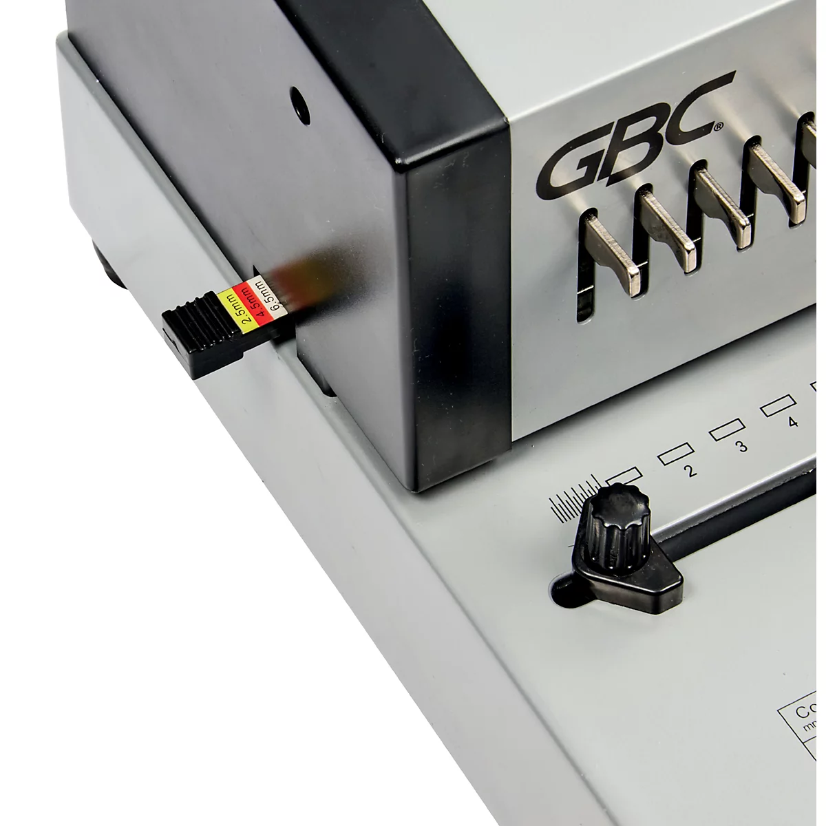 Detailaufnahme einer silbernen GBC-Bindemaschine. Sichtbar sind das Bedienfeld, ein schwarzer Drehkopf und ein Papierstärkemaß.