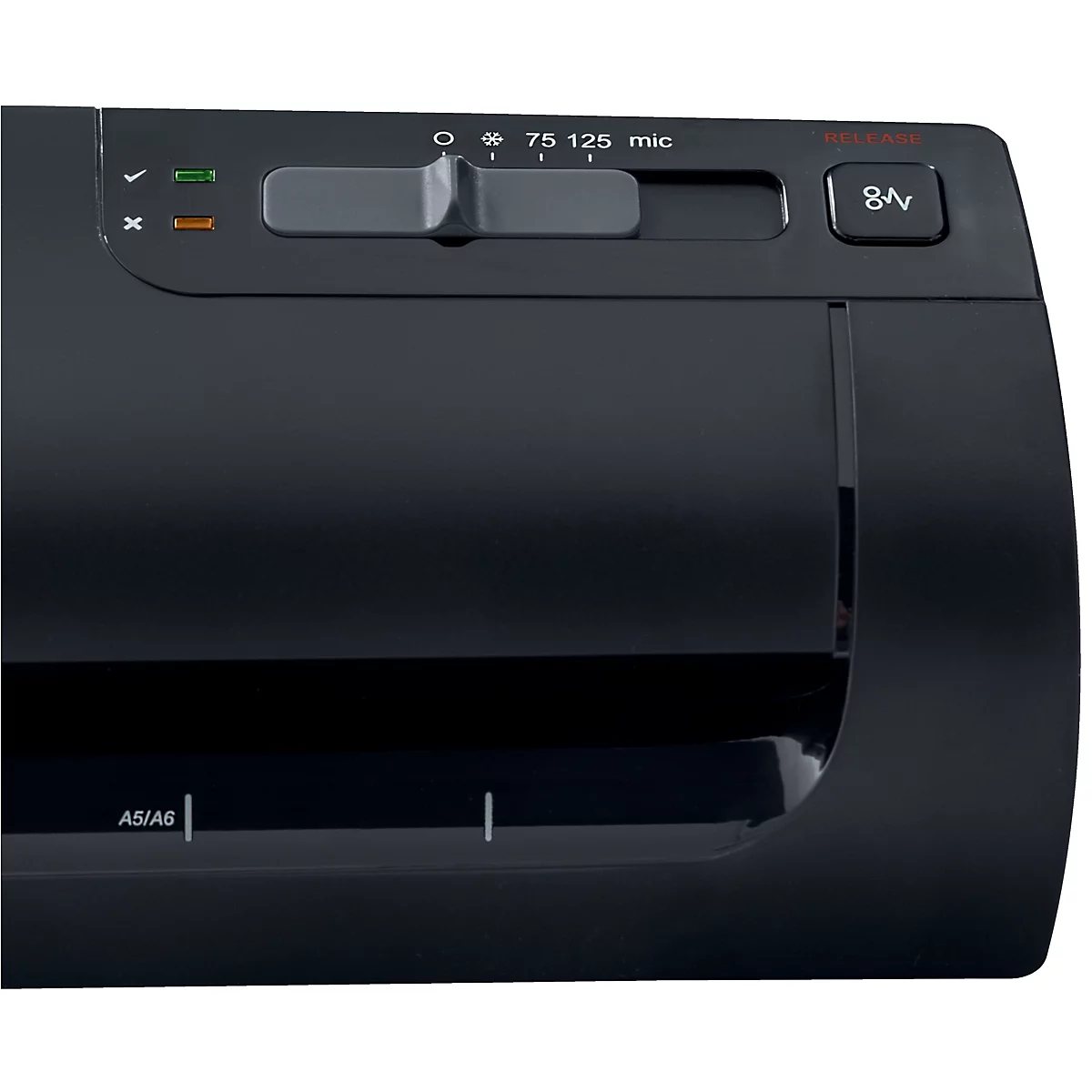 Gros plan d'une surface de plastifieuse noire et moderne avec un curseur et des voyants. Les épaisseurs de film sont réglées selon l'étiquetage.