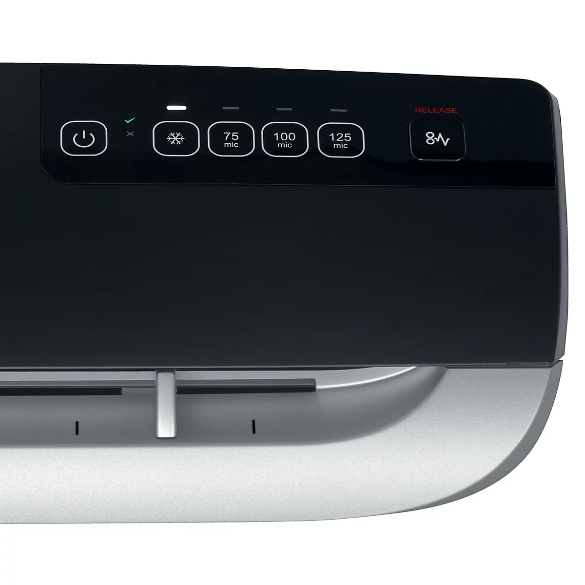 Detailaufnahme einer schwarzen Geräteecke mit Bedienelementen und Leiste. Knöpfe zeigen Symbole und Beschriftungen.