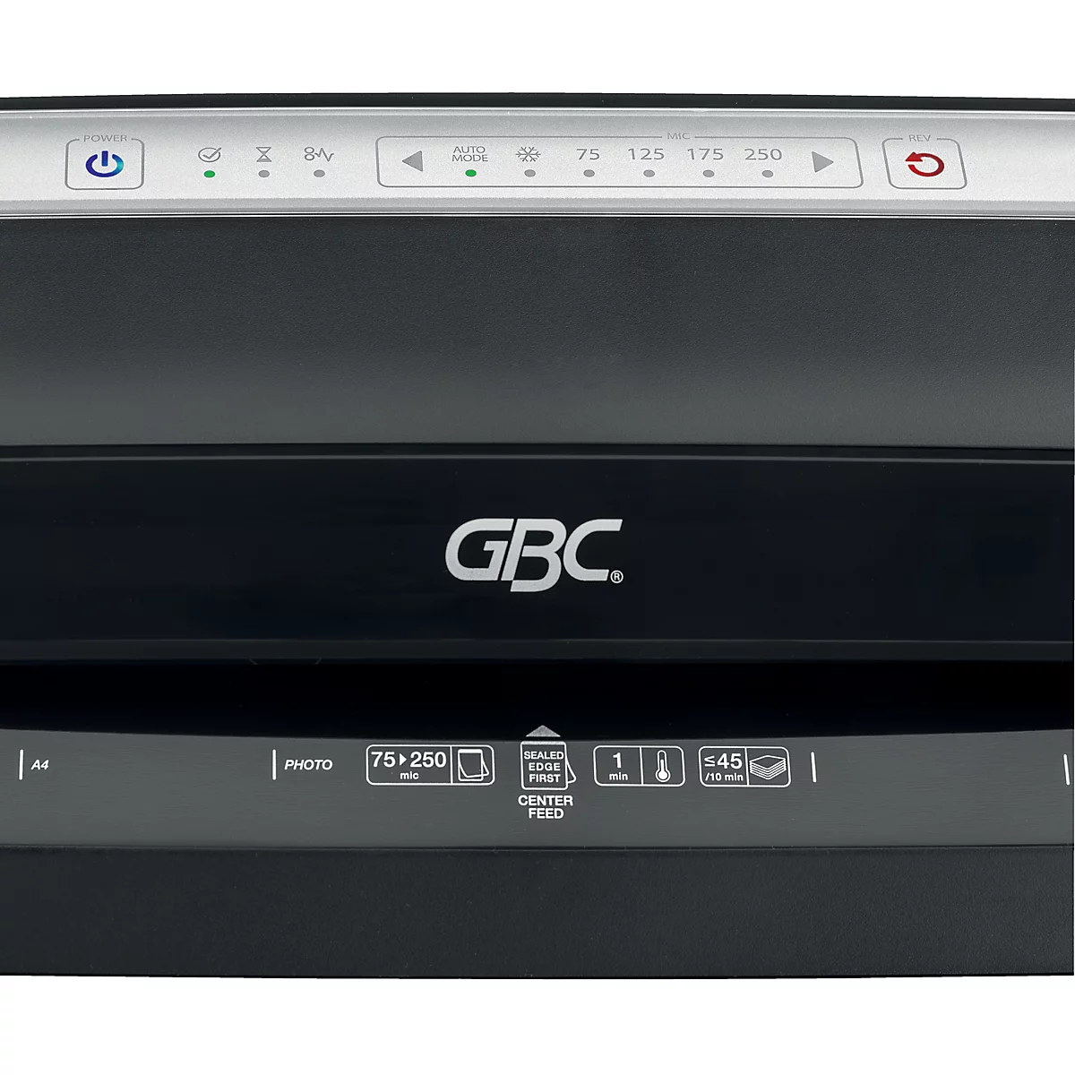 Close-up van een zwarte papierversnipperaar met de inscriptie "GBC". Verschillende symbolen en indicatoren zijn zichtbaar.