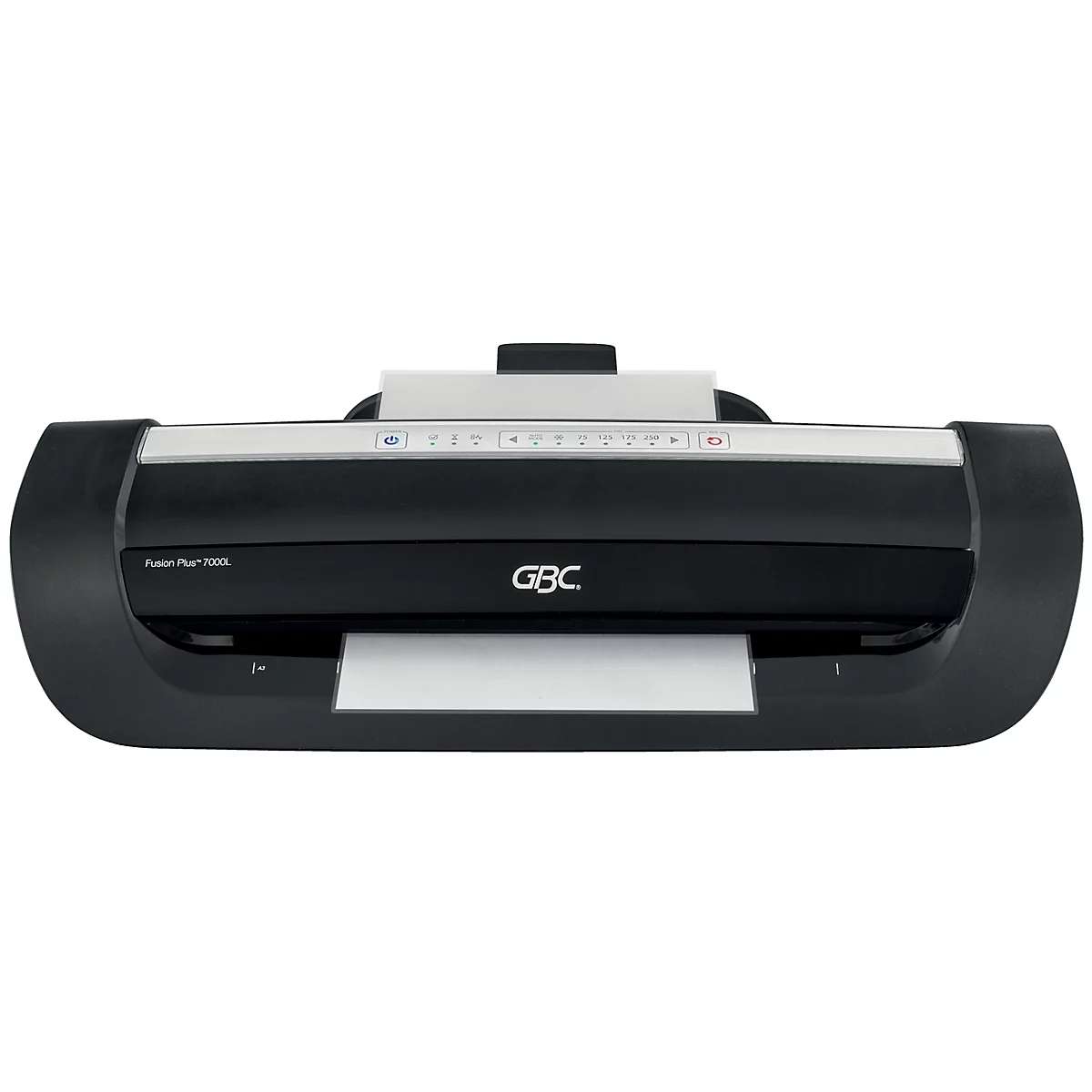 Une plastifieuse GBC noire traitant du papier. Du papier blanc est posé sur le dessus, avec les inscriptions "Fusion Plus" et "GBC" visibles.