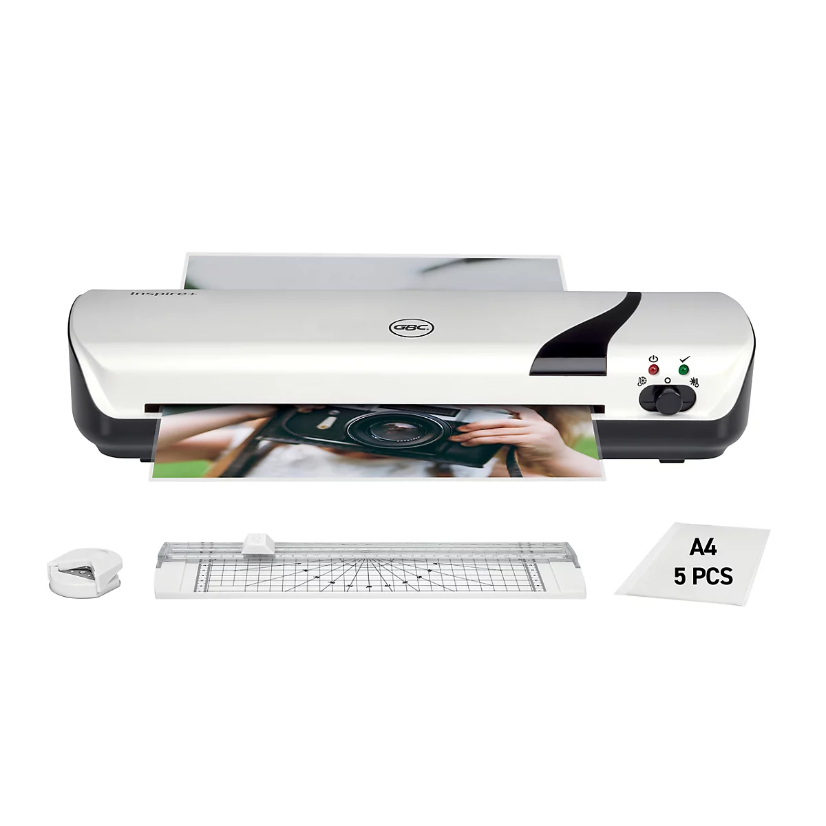 Une plastifieuse blanche avec une photo, un massicot, un arrondisseur d'angles et un paquet de feuilles de plastification (A4 5 pièces).