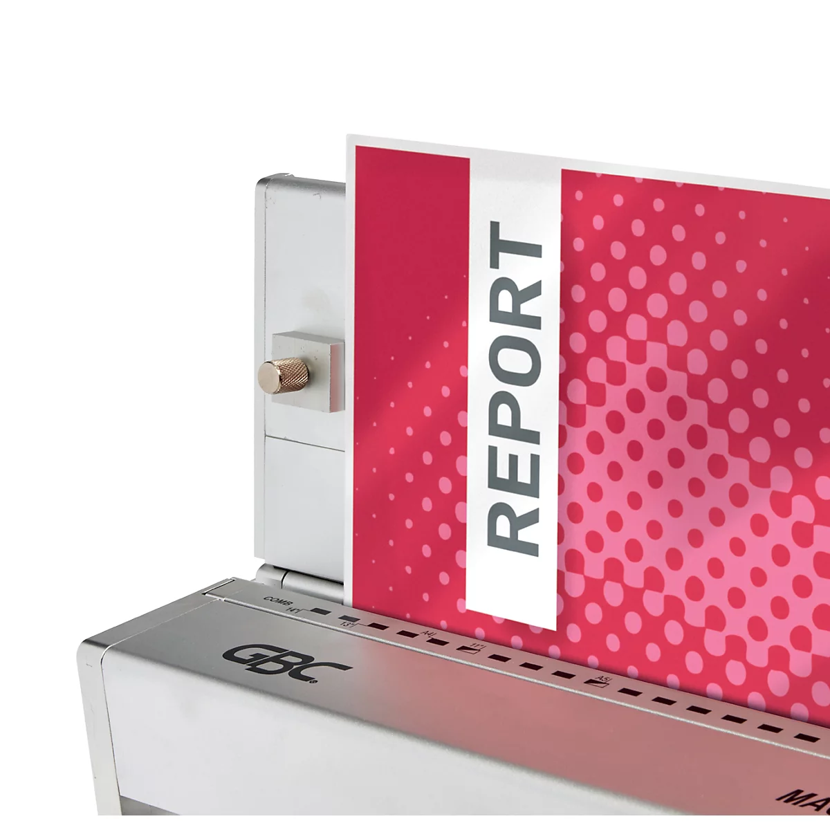 Gros plan d'une machine à brochures. Un rapport rouge avec une écriture blanche est inséré.