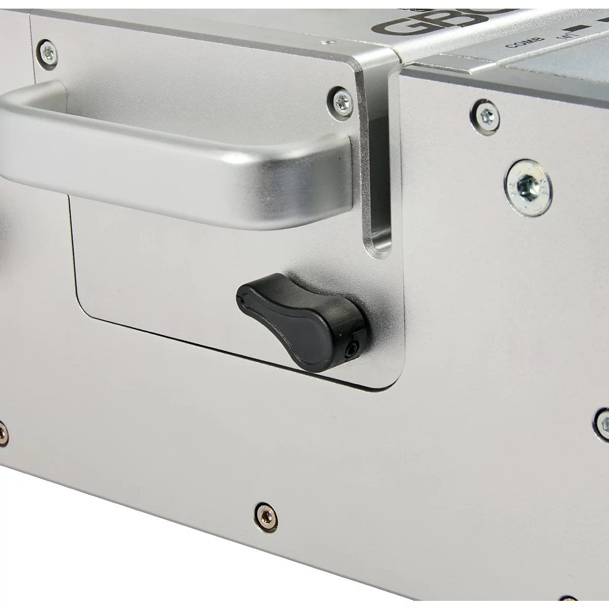 Detailopname van een zilveren metalen plaat met een zwarte knop en handvat.