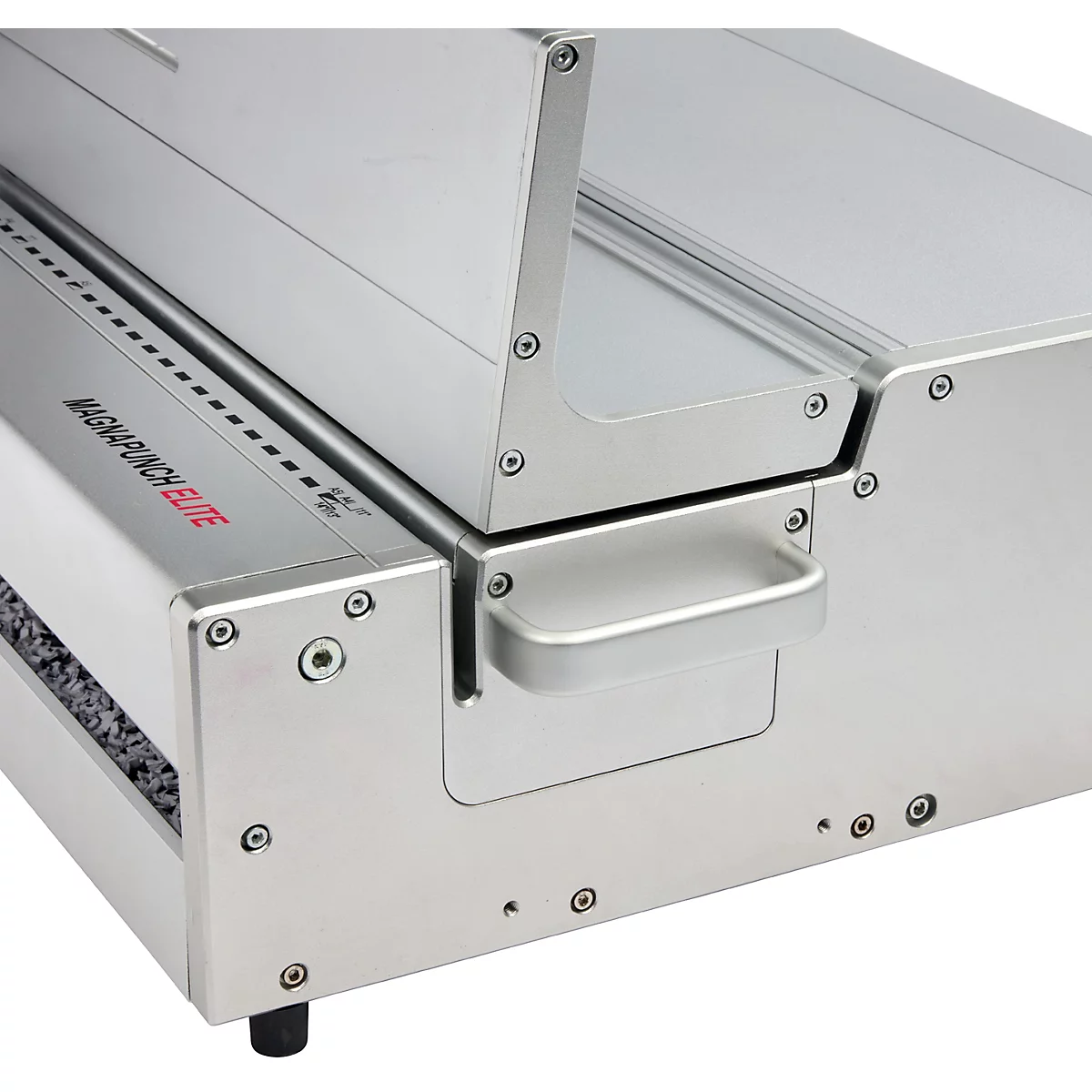 Nahaufnahme einer Metall-Stanzmaschine. Auf der Oberfläche steht "MAGNAPUNCH ELITE" und ein Griff. Schrauben und Details.